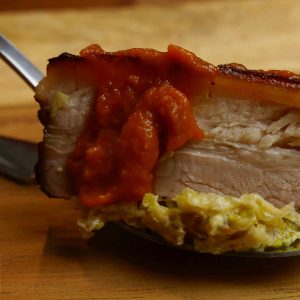 Schweinebauch mit Hoisin-Ingwer-Ketchup auf Rahmwirsing